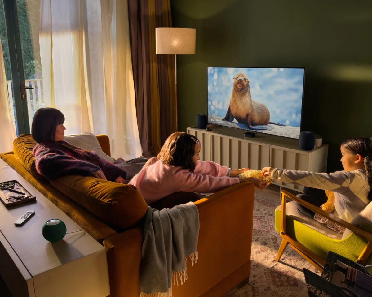 HomePod mini und neues Apple TV K: Was Läden, Praxen und Büros davon haben und warum HomeView vorerst nicht nach Deutschland kommt Wohnzimmer mit Fernseher, Apple TV 4K und mehreren HomePod-Lautsprechern als Surround-Setup – HomePod mini 2 und Apple TV 4K